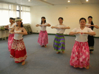 Hula 天使（Hula Angel)って何？
病院や施設を訪問してそこの皆さんにハワイアンフラを通して癒しを伝えることをボランティ活動として実行しているフラの学習者たちです。

